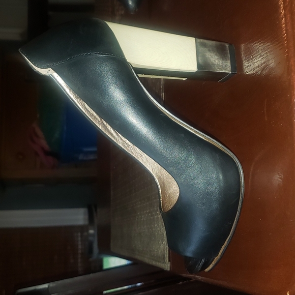 BCBG square chuck heal, open toe gorgeous shoes! - Picture 6 of 8